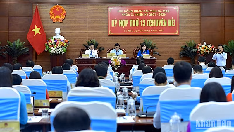 Kỳ họp thứ 13 của Hội đồng nhân dân tỉnh Cà Mau thông qua 5 nghị quyết cá biệt mang tính cấp bách phục vụ cho phát triển kinh tế-xã hội tại địa phương.
