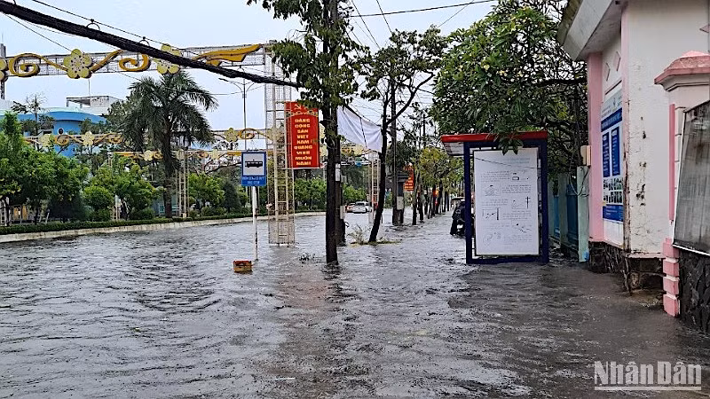 Từ sáng 3/10, Cà Mau tiếp tục có mưa lớn khiến đường xá chưa thoát nước kịp tiếp tục bị ngập chìm trong nước. 