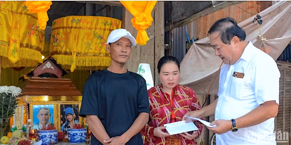 Chủ tịch Uỷ ban Mặt trận Tổ quốc Việt Nam tỉnh Cà Mau Trần Văn Hiện (bìa phải) trao hỗ trợ bước đầu cho gia đình nạn nhân.