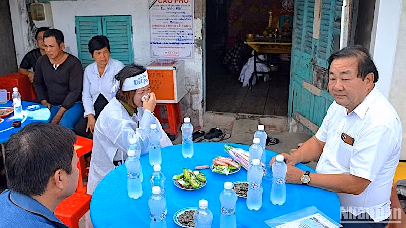 Đại diện lãnh đạo tỉnh Cà Mau đến thăm hỏi, động viên gia đình nạn nhân tử vong sau vụ nổ lớn vào chiều 18/1.