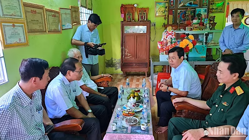 Bí thư Tỉnh ủy Cà Mau đến thăm gia đình các nhân chứng lịch sử trên địa bàn huyện Đầm Dơi vào sáng 17/11.