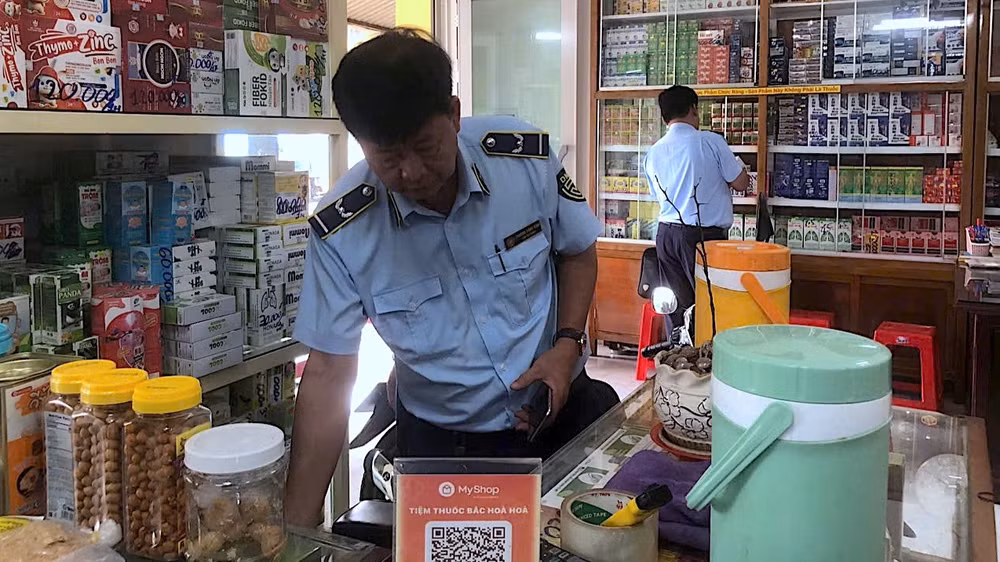 Lực lượng chức năng tỉnh Cà Mau kiểm tra hàng hóa tại một điểm kinh doanh nhiều mặt hàng dược phẩm tại Phường 2, thành phố Cà Mau.