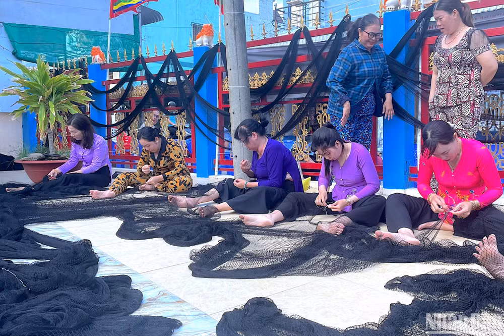 Hội thi vá lưới tại Lễ hội nghinh Ông Sông Đốc, thể hiện sự khéo léo của chị em phụ nữ trong công việc hậu cần nghề biển.