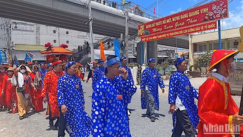 Đoàn nghinh Ông diễu hành qua thị trấn Sông Đốc.