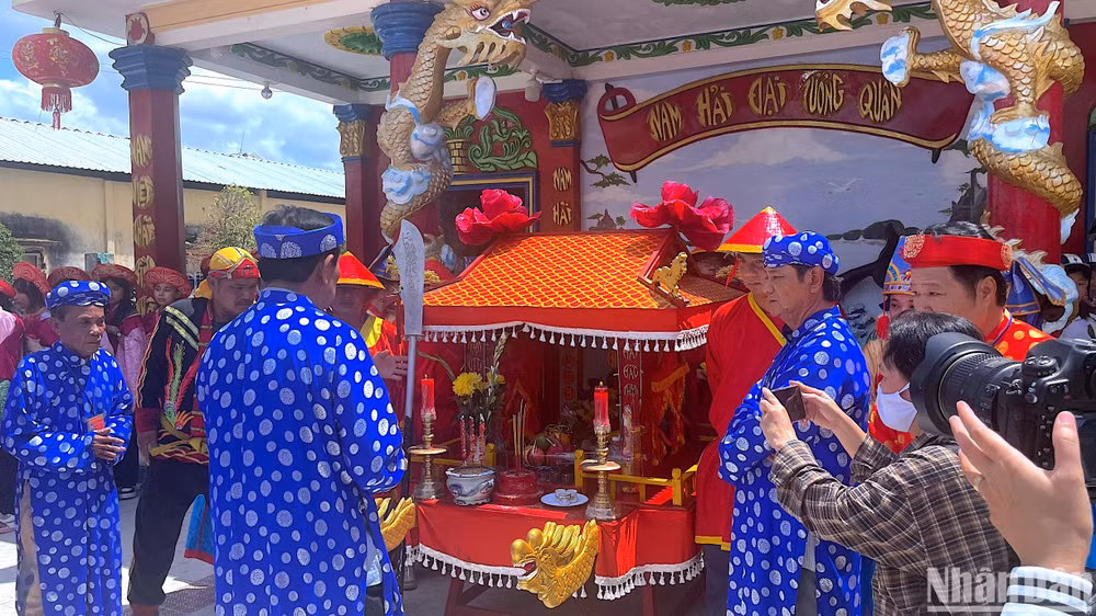 Ban trị sự Lăng Ông cùng các hội tập trung tại sân chuẩn bị nghi lễ Nghinh Ông.