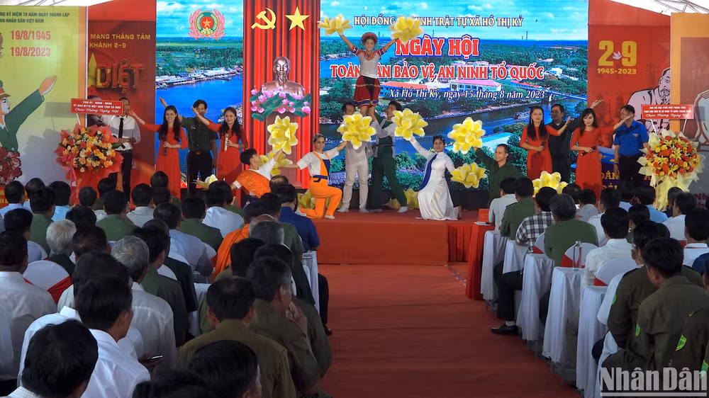 Văn nghệ chào mừng Ngày hội toàn dân bảo vệ an ninh Tổ quốc năm 2023 tỉnh Cà Mau, tổ chức “điểm” tại xã Hồ Thị Kỷ.