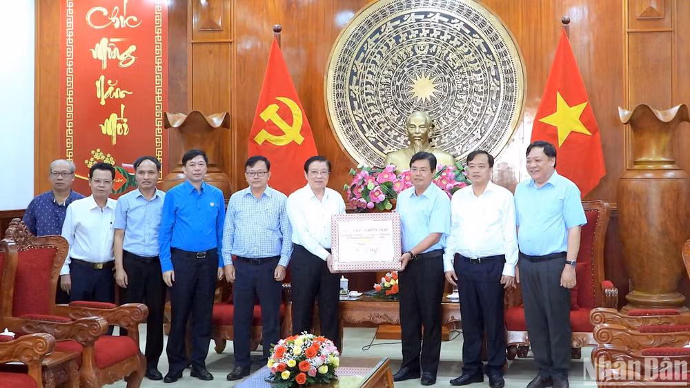 Trưởng Ban Nội chính Trung ương Phan Đình Trạc tặng quà mừng Tết tập thể Đảng bộ tỉnh Cà Mau.