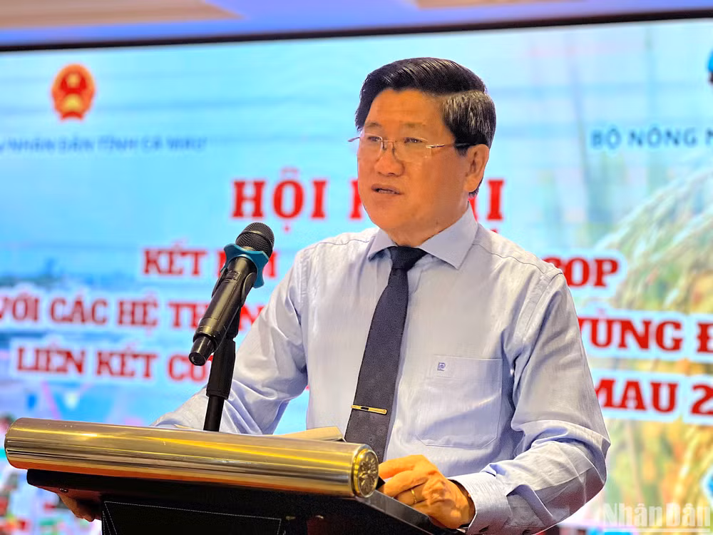 Phó Chủ tịch Ủy ban nhân dân tỉnh Cà Mau Lê Văn Sử góp ý tham luận tại hội nghị.