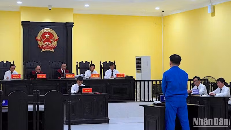 Phiên tòa xét xử sơ thẩm vụ án lừa đảo chiếm đoạt tài sản đối với bị cáo Lâm Hoàng Ngân.