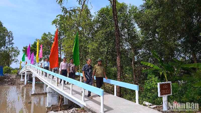 Cầu Lung Dừa do Báo Nhân Dân vận động hỗ trợ vừa hoàn thành nối đôi bờ vùng quê xã Tân Đức và Tạ An Khương Đông.