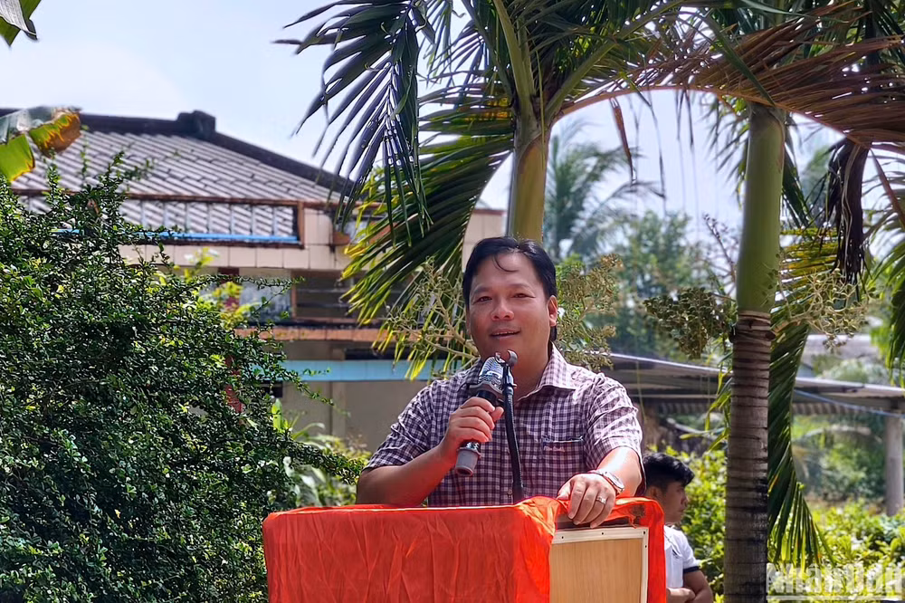 Lãnh đạo xã Tạ An Khương Đông phát biểu khánh thành, cảm ơn Báo Nhân Dân và đơn vị đồng hành hỗ trợ xây dựng cầu Lung Dừa.