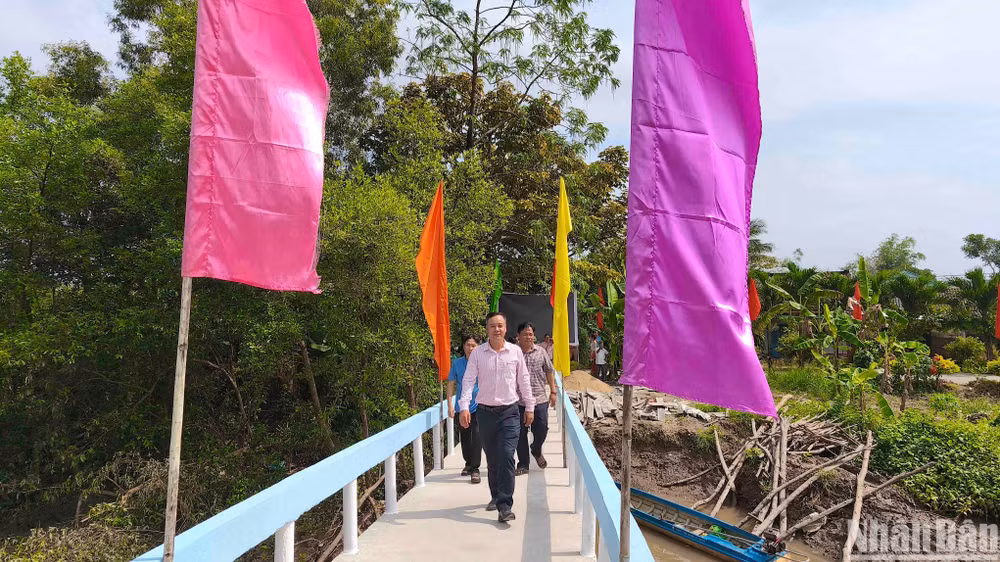 Cầu Lung Dừa đi vào vận hành tạo giao thông liền mạch vùng giáp ranh ấp Xóm Mới và ấp Tân Hiệp Lợi A.