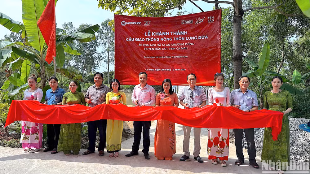 Nghi thức khánh thành cầu Lung Dừa tại vùng giáp ranh xã Tạ An Khương Đông và xã Tân Đức của huyện Đầm Dơi vào sáng 20/12.