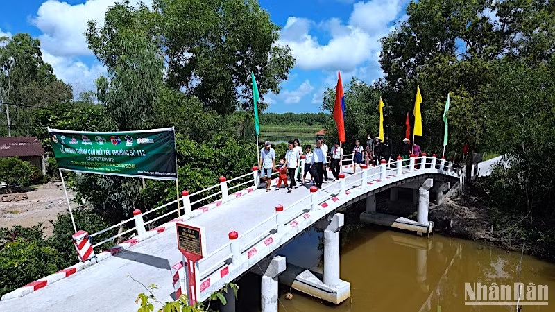 Kết nối đôi bờ tây kênh Cái Tàu ở miệt rừng tràm xã Khánh Thuận (huyện U Minh) nhờ Chương trình “Cầu nối yêu thương”.