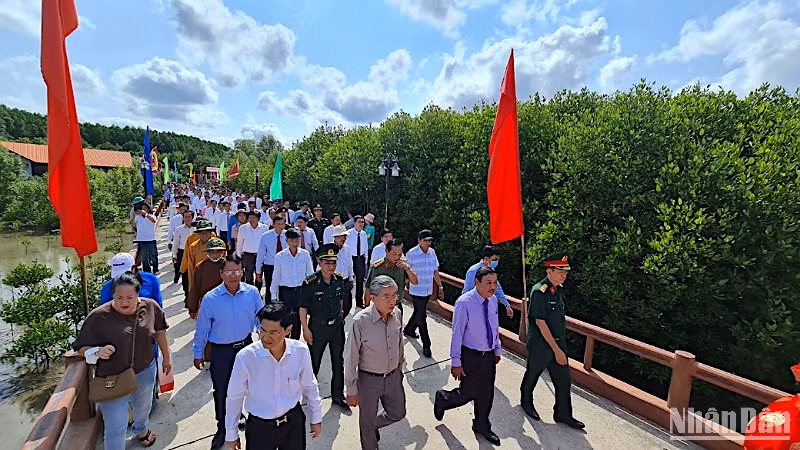 Khu du lịch Mũi Cà Mau có lượng khách đông đúc đến tham quan dịp lễ Quốc khánh 2023.