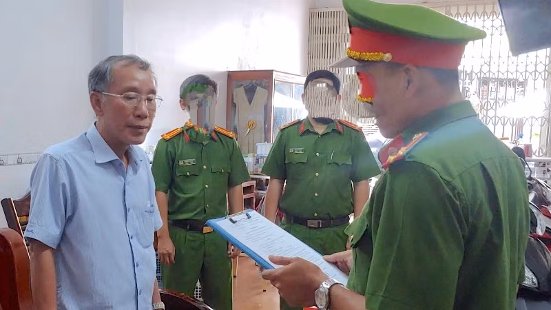 Lực lượng chức năng đọc lệnh bắt tạm giam ông Tô Quang Phúc (bìa trái), cựu Giám đốc Quỹ đầu tư phát triển tỉnh Cà Mau (ảnh Công an cung cấp). 