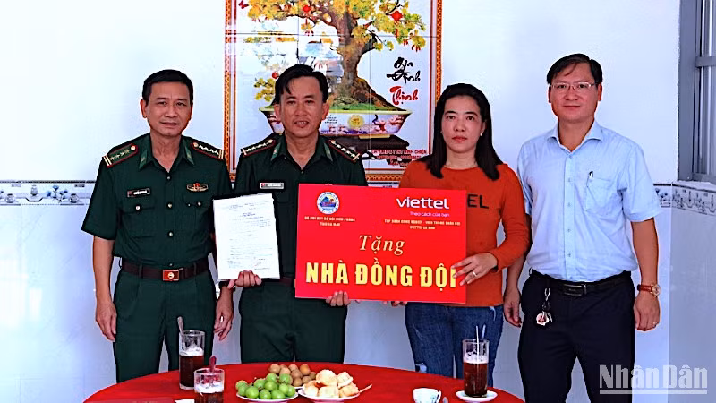 Đại tá Nguyễn Quang Hà, Phó Chính ủy Bộ đội Biên phòng Cà Mau và đơn vị tài trợ tặng biểu trưng trao “Nhà đồng đội” cho quân nhân Nguyễn Thanh Thiện. 