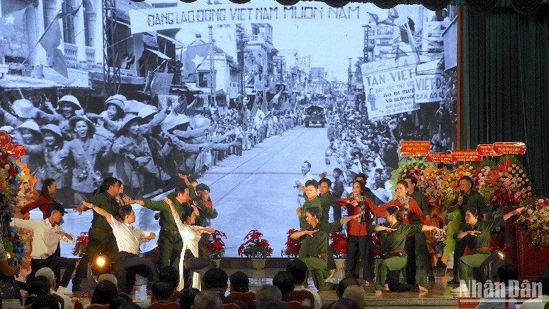 Văn nghệ chào mừng buổi họp mặt. 