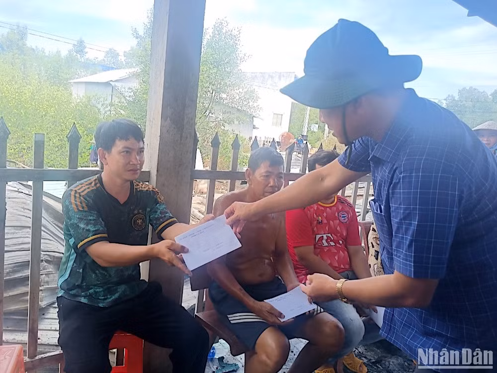 Lãnh đạo Mặt trận Tổ quốc tỉnh Cà Mau luôn có mặt kịp thời thăm hỏi, động viên, hỗ trợ những gia đình gặp thiên tai, hoả hoạn.