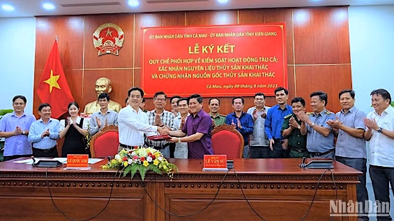 Đại diện lãnh đạo Ủy ban nhân dân tỉnh Cà Mau Kiên Giang ký kết, trao quy chế phối hợp vào chiều 9/8.