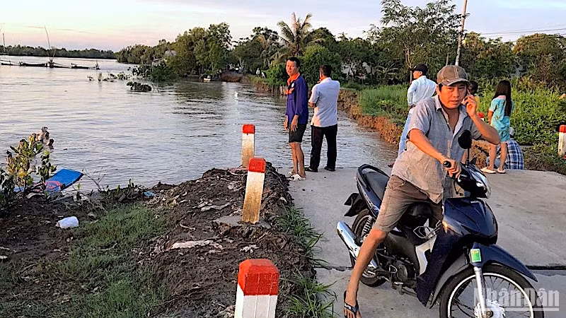 Một đoạn đường ô-tô về trung tâm xã Nguyễn Huân (huyện Đầm Dơi, tỉnh Cà Mau) bị sạt lở hoàn toàn xuống sông vào đầu tháng 7/2023.