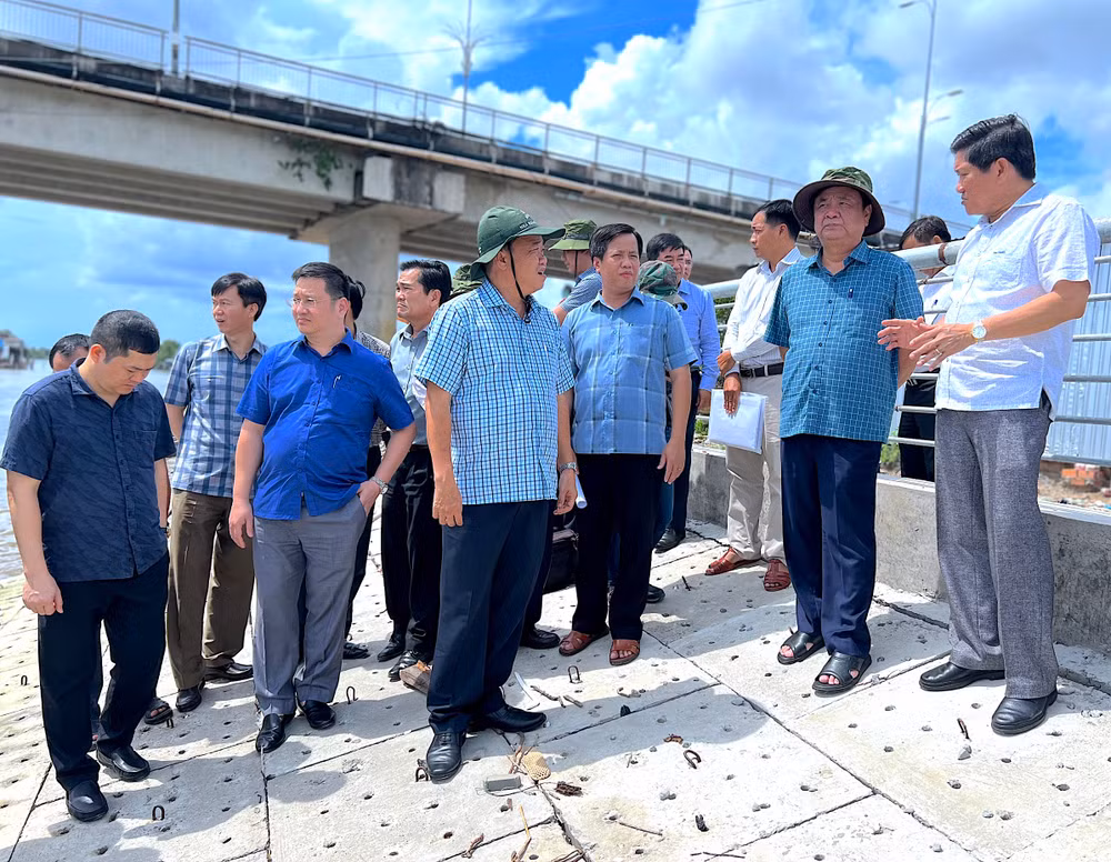 Bộ trưởng Lê Minh Hoan và đoàn công tác của Chính phủ kiểm tra thực tế công trình chống sạt lở ven sông ở huyện Năm Căn (Cà Mau) vào chiều 10/5.