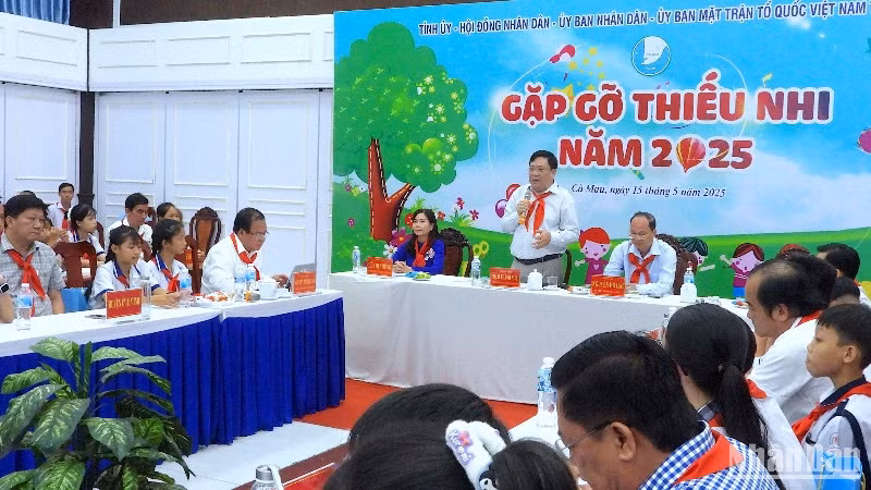 Quang cảnh buổi gặp gỡ của lãnh đạo tỉnh với hơn 200 em học sinh thiếu nhi tiêu biểu trên địa bàn tỉnh Cà Mau.