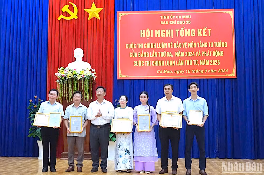 Trưởng Ban Tuyên giáo Tỉnh ủy Cà Mau Hồ Trung Việt (thứ 3 từ trái qua) trao giải cho tác giải, nhóm tác giải đạt giải A.