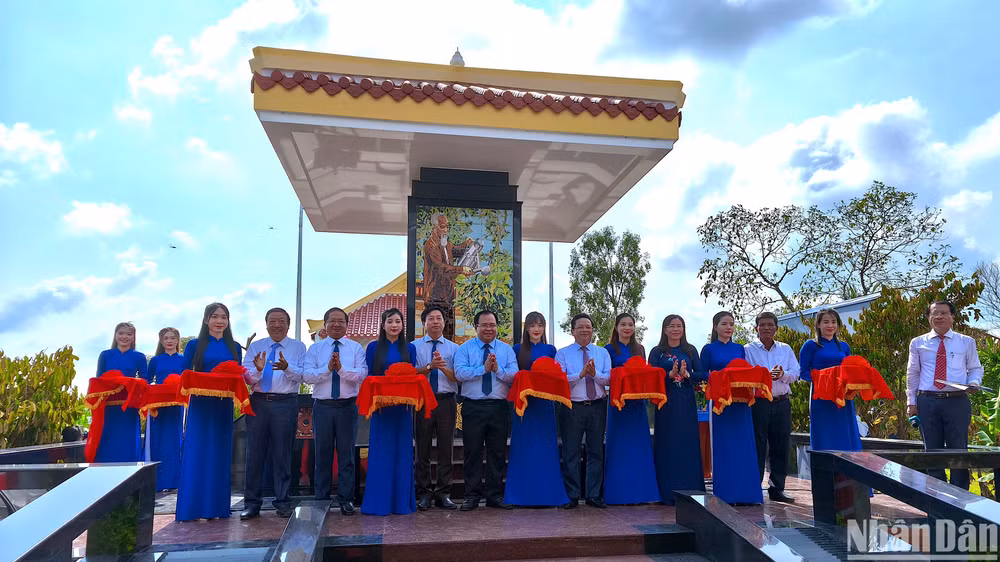 Đại diện lãnh đạo tỉnh Cà Mau cùng các sở, ngành và cấp ủy, chính quyền địa phương cắt băng khánh thành Di tích “Bia kỷ niệm Bác Hồ với cây vú sữa miền Nam”. 