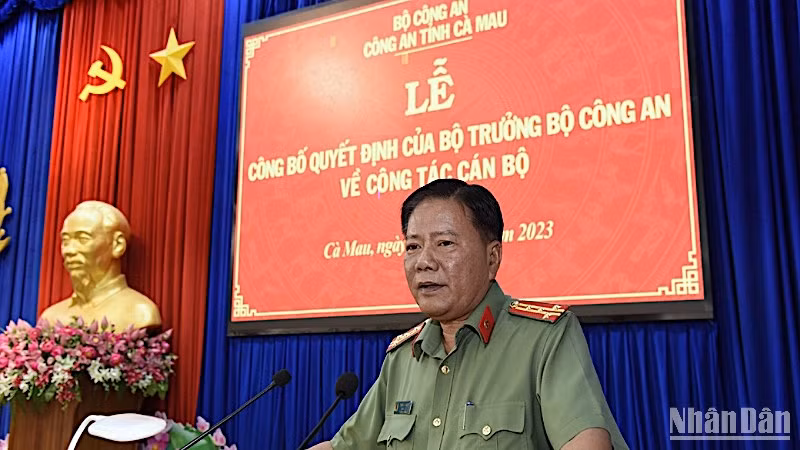 Đại tá Phạm Thành Sỹ, Giám đốc Công an tỉnh Cà Mau công bố Quyết định của Bộ trưởng Công an bổ nhiệm Thượng tá Lê Tấn Vinh đảm nhận chức Phó Giám đốc Công an tỉnh Cà Mau.