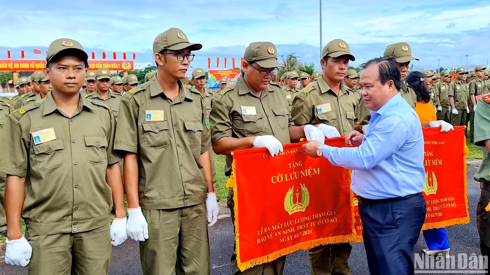 Ra mắt thành lập lực lượng an ninh, trật tự khóm, ấp tại Cà Mau.