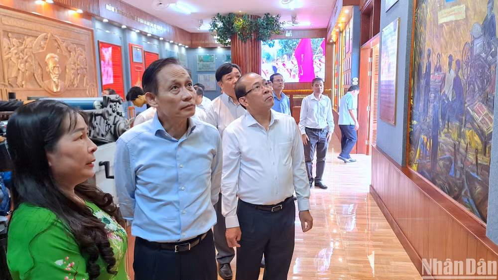 Đồng chí Lê Hoài Trung tham quan khu trưng bày tại cụm Bia Ban Ấn loát đặc biệt Nam Bộ và Bia Nhiếp - Điện ảnh giải phóng miền Tây Nam Bộ.