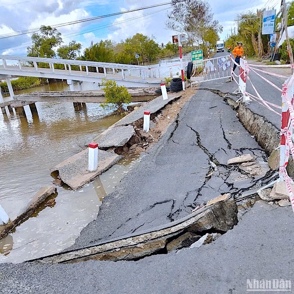 Rào chắn cảnh báo nguy hiểm sụp lún, sạt lở tại khu vực cống Bào Tròn (huyện Cái Nước, tỉnh Cà Mau).