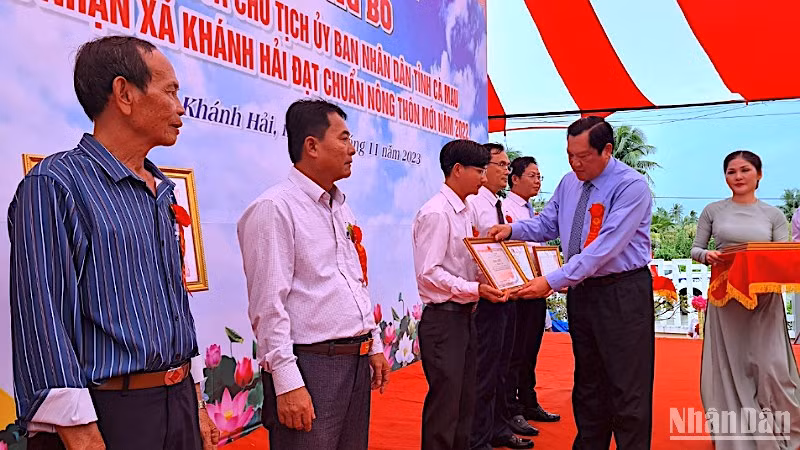 Phó Chủ tịch Ủy ban nhân dân tỉnh Cà Mau Lâm Văn Bi tặng bằng khen của Chủ tịch Ủy ban nhân dân tỉnh cho tập thể, cá nhân có nhiều tích trong xây dựng nông thôn mới.