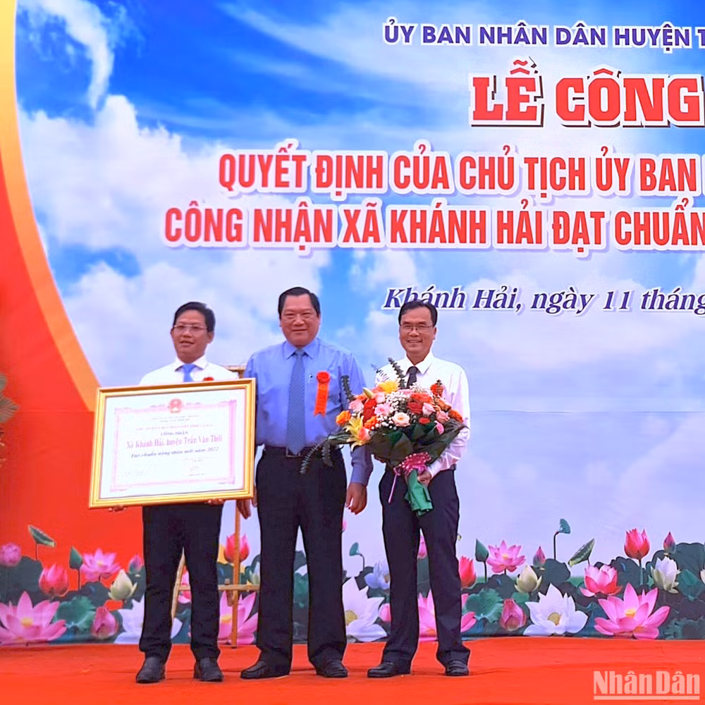 Phó Chủ tịch Ủy ban nhân dân tỉnh Cà Mau trao quyết định của Chủ tịch Ủy ban nhân dân tỉnh công nhận Khánh Hải đạt chuẩn nông thôn mới.