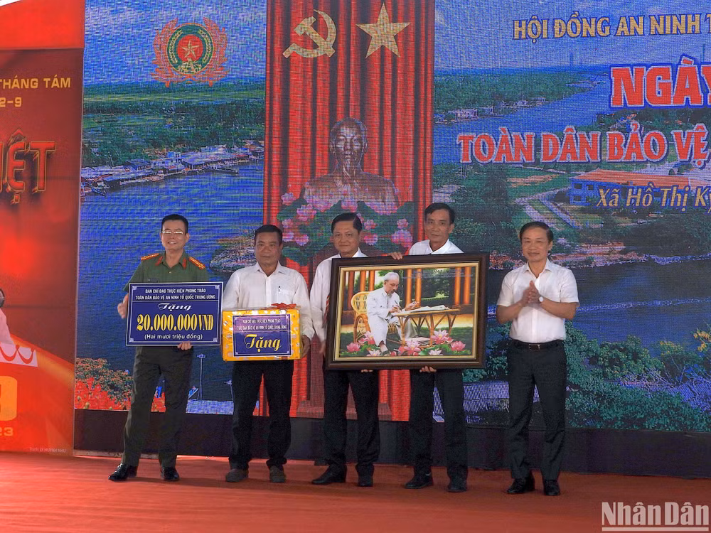 Đại diện Ban Chỉ đạo thực hiện phong trào toàn dân bảo vệ an ninh Tổ quốc Trung ương trao tặng quà cho đại diện tỉnh Cà Mau