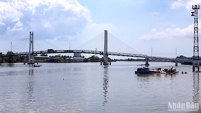 Cầu treo dân sinh bắc ngang thị trấn Trần Văn Thời khi chưa bị hư hỏng.