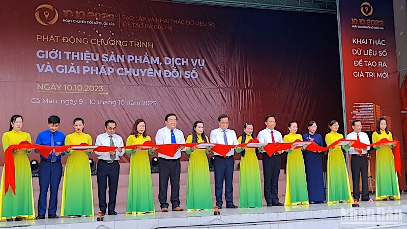Nghi thức cắt băng khai trương hưởng ứng ngày Chuyển đổi số quốc gia năm 2023 tại Cà Mau chiều 9/10.