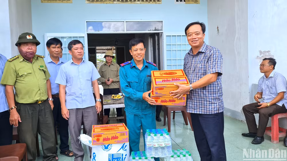 Chủ tịch Ủy ban nhân dân tỉnh Cà Mau thăm hỏi, tặng quà động viên lực lượng canh lửa mùa khô tại Vườn Quốc gia U Minh hạ.