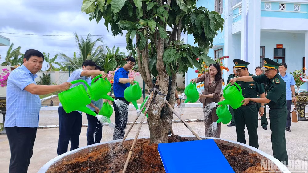 Phó Chủ tịch nước Võ Thị Ánh Xuân trồng cây lưu niệm khi đến thăm cán bộ, chiến sĩ Đồn Biên phòng Rạch Gốc.