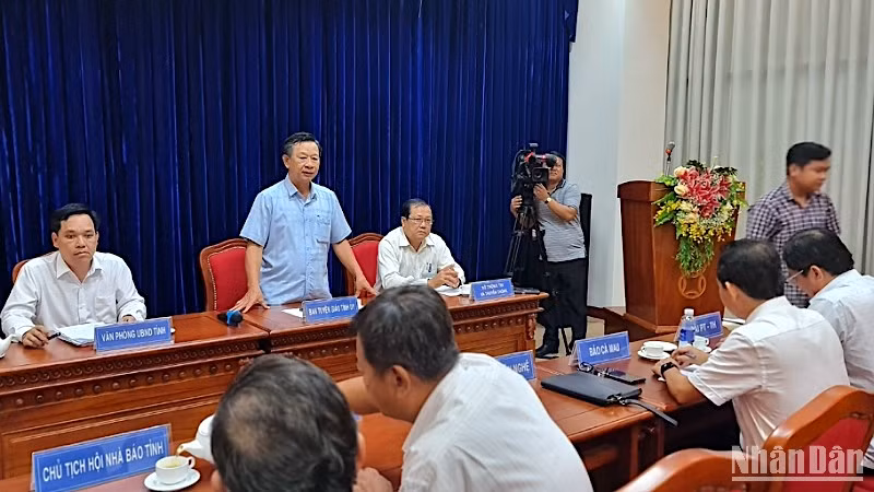 Trưởng Ban Tuyên giáo Tỉnh ủy Cà Mau (đứng) cung cấp thông tin về sự vào cuộc quyết liệt của lãnh đạo tỉnh về vụ clip ghi âm liên quan đến cán bộ huyện Phú Tân