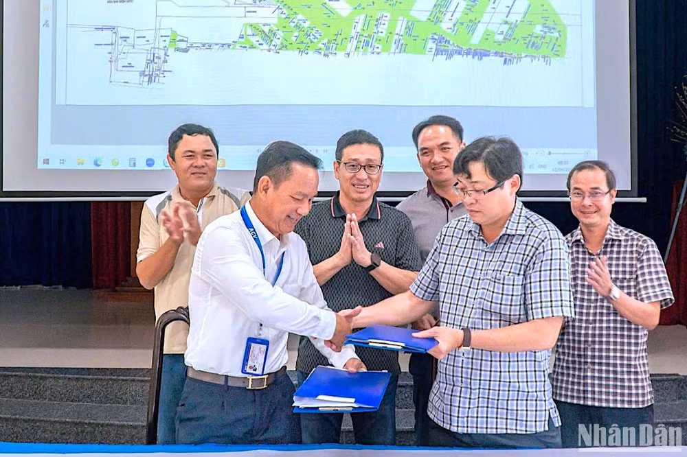 Bàn giao mặt bằng giai đoạn 2 phục vụ Dự án nâng cấp, mở rộng Cảng Hàng không Cà Mau, trước sự chứng kiến của chính quyền thành phố Cà Mau, tỉnh Cà Mau.