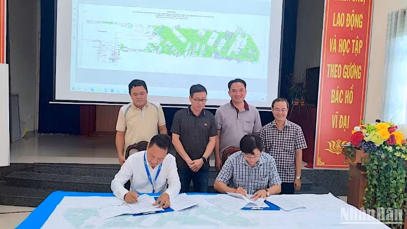 Đại diện chính quyền thành phố Cà Mau và Cảng Hàng không Cà Mau (đại diện ACV) ký nhận bàn giao mặt bằng thực hiện Dự án nâng cấp, mở rộng Cảng Hàng không Cà Mau.