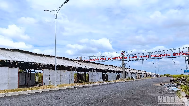 Khu vực tổ chức hội chợ nằm trên trục đường chính vào một khu dân cư tại Sông Đốc vắng tanh vì chưa có hàng hóa trưng bày.