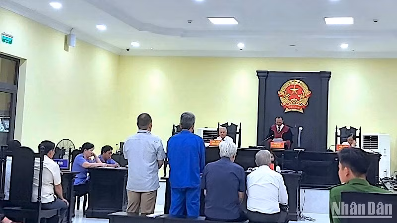 Các bị cáo hầu tòa trong phiên tòa sơ thẩm vào chiều 19/1 tại Cà Mau.