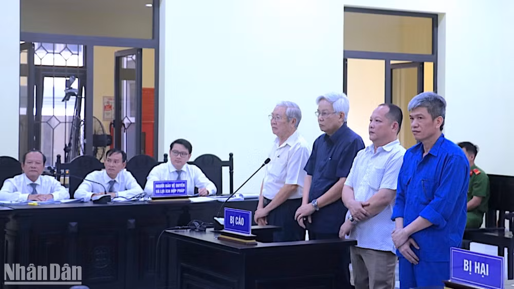 Từ trái qua lần lượt là các bị cáo: Nguyễn Quốc Định, Nguyễn Việt Hùng, Hồ Hoàn Kiếm và Trương Công Long tại phiên tòa sơ thẩm.