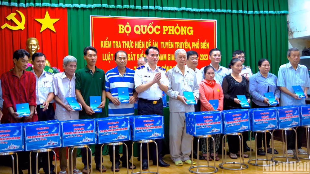 Thiếu tướng Vũ Trung Kiên tặng quà các hộ dân khó khăn trên địa bàn thị trấn Sông Đốc (huyện Trần Văn Thời, tỉnh Cà Mau).