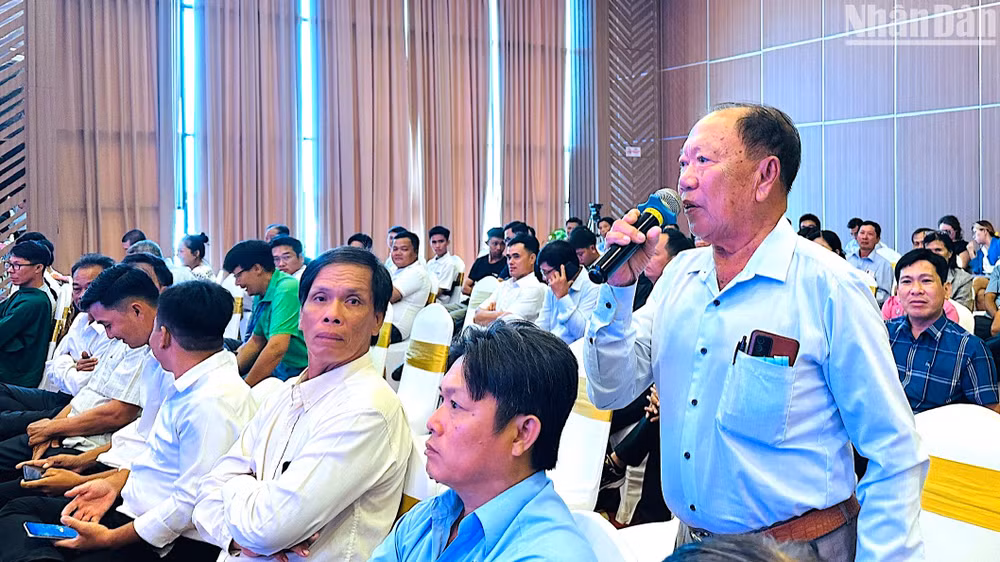 Nông dân Cà Mau tham dự hội thảo chuyên đề chia sẻ kinh nghiệm thực tế trong quá trình nuôi tôm siêu thâm canh.