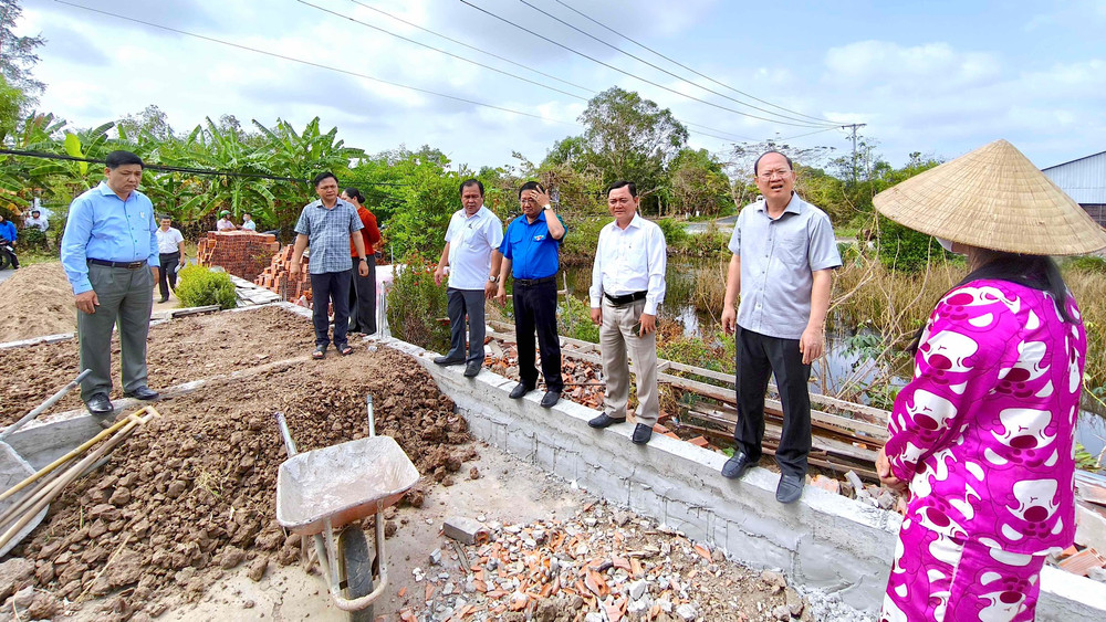 Lãnh đạo tỉnh Cà Mau kiểm tra tiến độ xóa nhà tạm, nhà dột nát trên địa bàn thành phố Cà Mau.