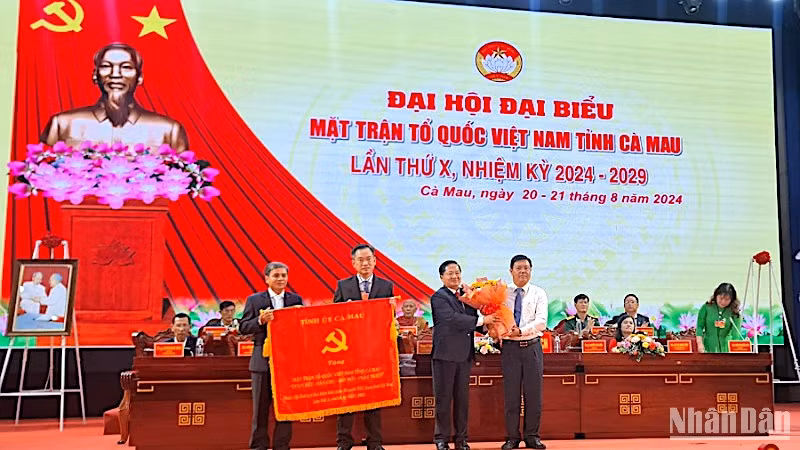 Lãnh đạo Tỉnh ủy Cà Mau tặng bức trướng mừng Đại hội và nhận hoa cảm ơn từ Đại hội đại biểu Mặt trận Tổ quốc Việt Nam tỉnh Cà Mau.